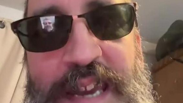 A púpszàszi HorrorRém Soddin Hussein mutogatja a Lamantinos, fòrumon kiszivárogtatott üzeneteket