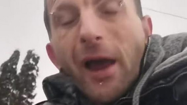 A hevesi Elmebeteg Macsò Tibi őrült fejeket vàgva ès köpködve fenyeget màsokat az öklèvel