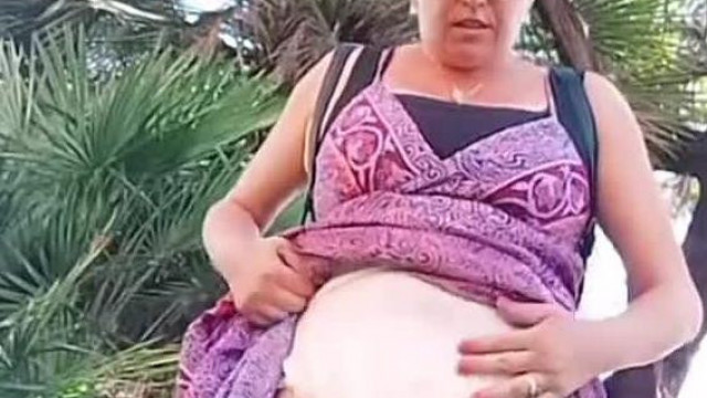 A Totál hibbant Brigittahò kikukàzik egy pelenkát majd felhúzza és belehugyozik