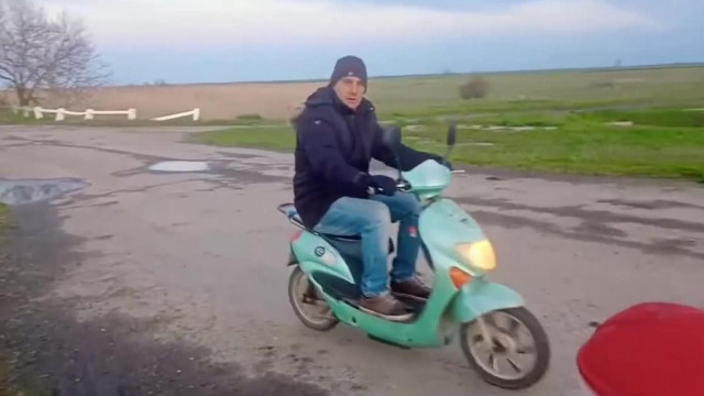 A szellemileg visszamaradott Zabina ámul a féklámpán