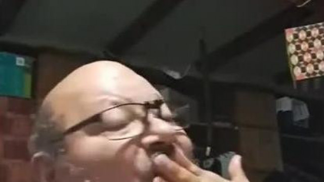 Pedofil Gyula egy pohár vízben mossa meg a retkes kezét, amit ezután megiszik