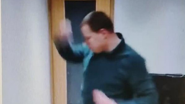 Újabb büdösbogár tánc a fájdalmai miatt dolgozni képtelen Koldulextől