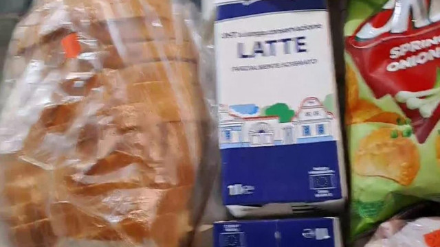 A nagyrábéi kakadu tojás nagy böszmén mutogatja, hogy a cselédek pénzéből mit vett