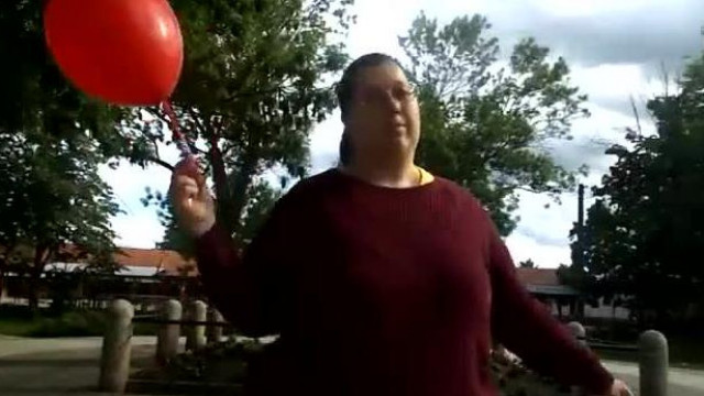Diki sikító szellem hanggal énekli el a 99 Luftballon dalt a cukorgólem Bariadd videoklipjével