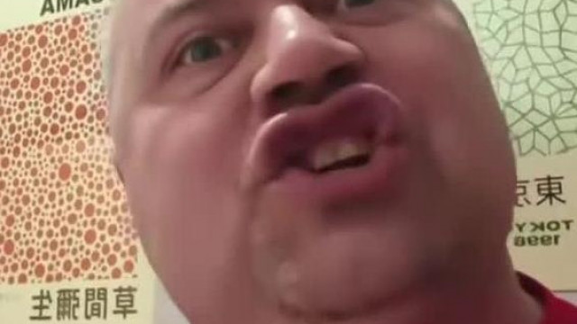 Ultrabrutàl őrült Malacfejek - Ananàsz imitàlja az öreg Pedò moszadot aki mutogat a nèzőinek