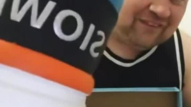 MC Fecskeimádó mutogatja a no name szarjait, közben az atléta igyekszik takarni a belét