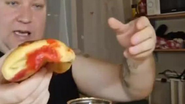 Felpofozott traktorkerékfejű Roland a bukta és a Nutella kalóriatartalmát tagadja