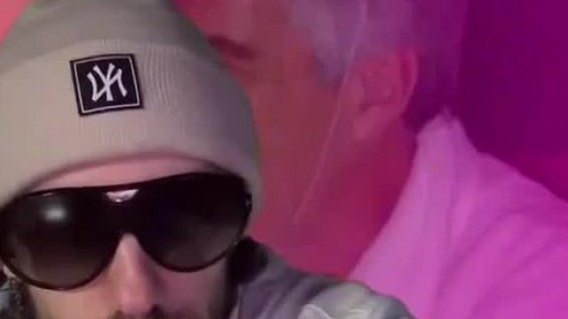 MC Koldus Kakukk kiakad a trollokra, majd gyerekezni kezd, mert megint nem jön ajándék