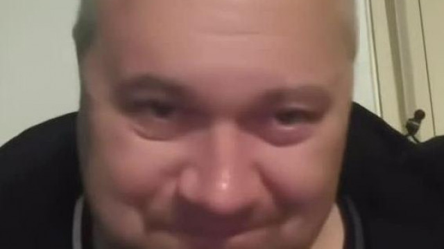 MC disznòpènisz kajàn pocokvigyorral várja a kèpeket lànyoktòl hogy nagyokat tudjon spriccelni