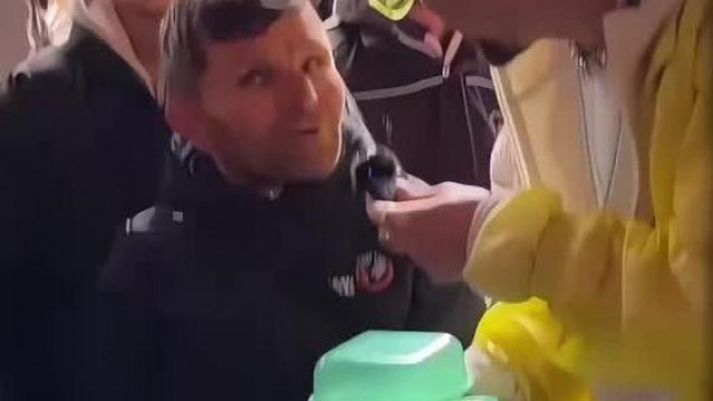 Kósza Kiskobold Sanyi egy túratáskányi ételesdobozzal érkezett az ingyen csirke osztásra