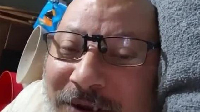 Állatkínzó pedo Gyula röhögve meséli szandinak, hogy hogyan dobta be a kutyáját az erdőbe