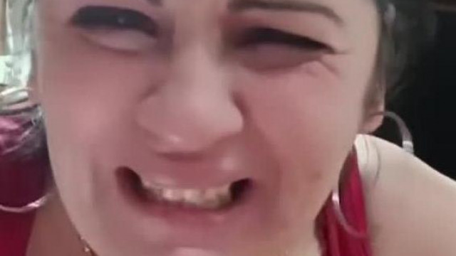 Random malacforma prosti sertésvisongással sajnáltatja magát normális munka keresése helyett