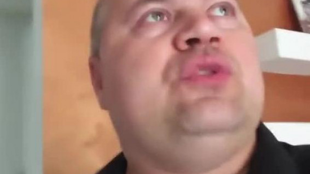 MC Behízott fülű videóban kérdezi fel Hajdú Pétert, hogy a kutyaetetős sintér tartalmát miért mutatta be a műsorában