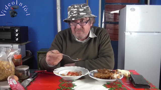Alkesz Zoli rajongói kérésre, a kiszivárogtatott titkos recept alapján elkészíti az eredeti KFC sültcsirkét (részletek)