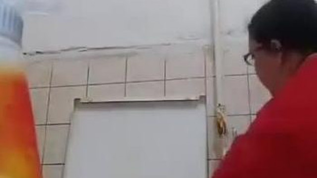 Bariadd takarítás címszó alatt felgyorsítva simogatja a koszt a putriban