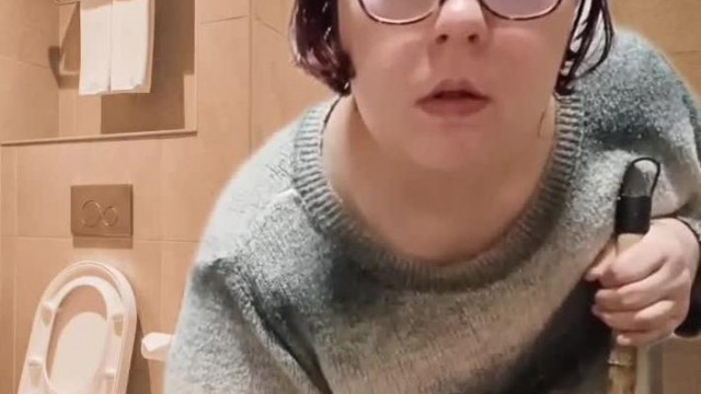 Bariadd malacarcú vécésnéni cosplayben meséli el, hogy Lázár János vécékefét kapott a Momentumtól
