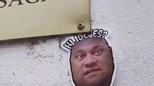 A Mélyen Tisztelt Trollègàk gondoskodnak ròla hogy minèl több helyen megjelenjen egy idegbeteg MC Isti matrica
