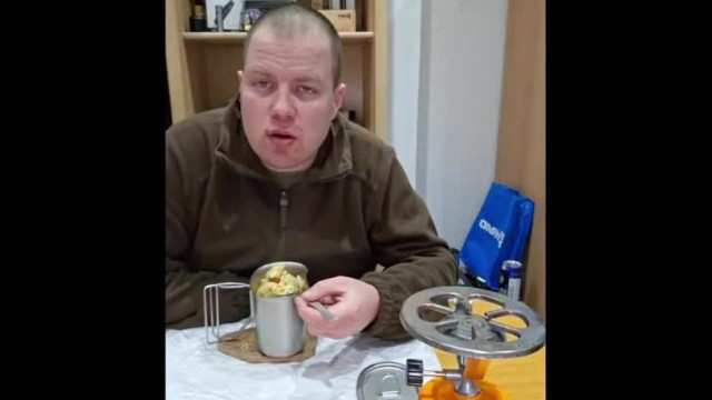 LóSzopó Lexike kutyával és gumilövedékes fegyverrel várja a rajongókat.