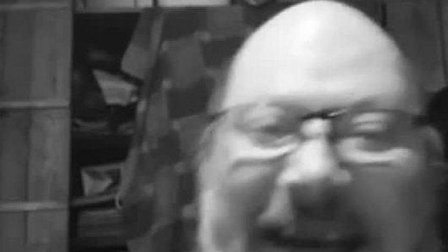 Kutyákkal fajtalankodó Gyula üvölt a macskával, mert nem eszik - Ez is férges?