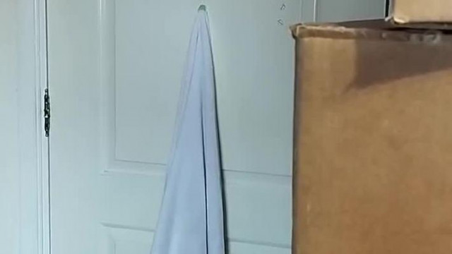 Elmebeteg Selyem Jázmint kilakoltatják és a tulaj üvölt vele zárt ajtón keresztül