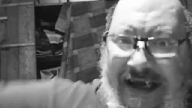 Vadásznak hatalmas faradsaggal jar, mire a sitten szétrakott seggebol kizubban