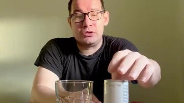 A rosszlányok minőségellenőre Csimánz fizimiskájú VKÁ összespórolt egy Redbullra emiatt ízlik neki