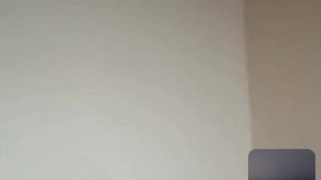 Májas épp magyaráz Jenes live-jában, erre egy rendőr kikapcsolja  a liveot
