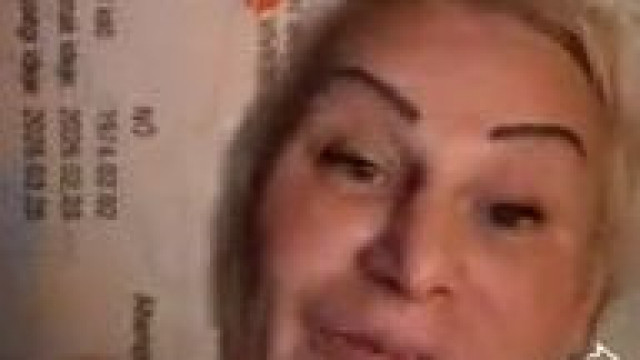 Privat Szabika az igeiglenes magyar szemelyijet mutogatja