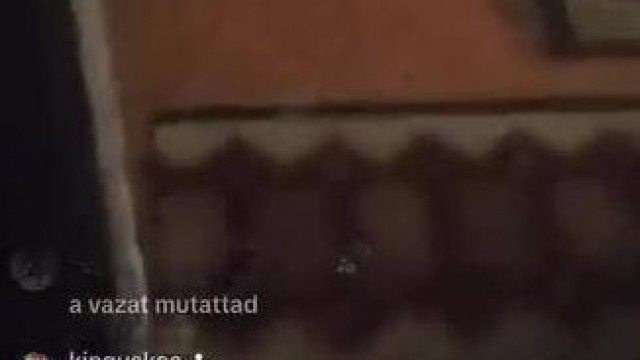 Totál retard, Robbant arcú Kisjolly a járókeretes, pelenkázott nagymamáját mutogatja live-ban
