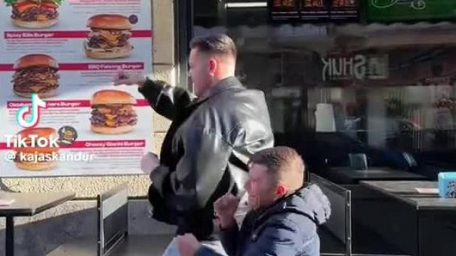 Kiskobold Sanyi árnyékol egy burgerező elött
