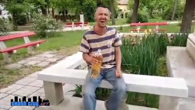 A bèkéssámsoni megőszült Szörny Rém Koldus Mobilsz kannàs borral lopja a napot - retro