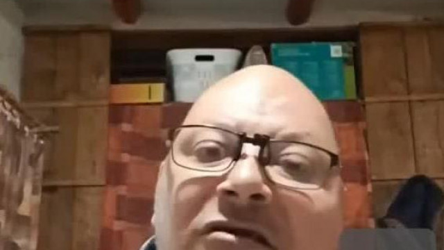 Pedo Gyulát cseszteti egy felszopója a bűnvadászok miatt, majd a munka téma miatt ragel egyet
