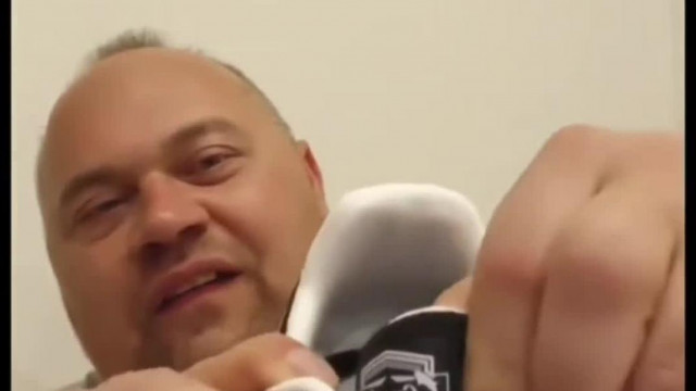 Erre büszke MC Isti - Hibbant Selejtkènyi egy ritka òcska gagyi cipőt mutogat a nézőknek