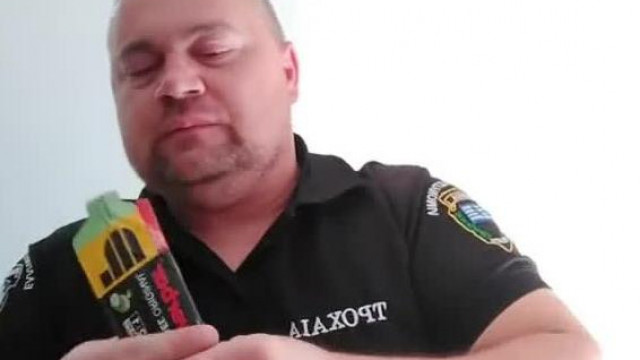 MC Cucuka Almás powerbar energiazselé evése