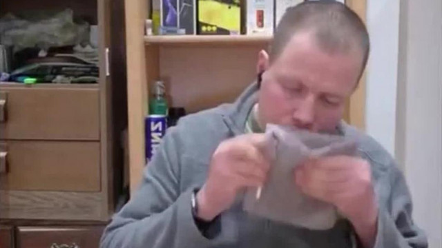 Szopólex ügyesen "kimossa" a rongyát.