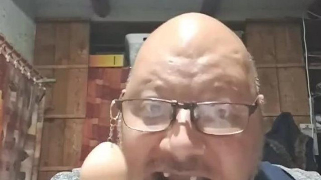 Pedo Gyula csúnyán kiakad, mert azt javasolják hogy sétáltassa néha a kutyáit