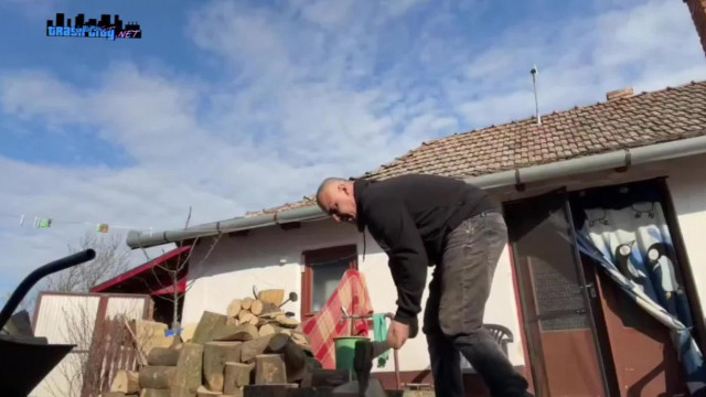 Iskolázatlan Fazekas Àdika mèg a favágàshoz is Hülye - vizes rönköket pròbàl hasogatni erőkifejtés nélkül