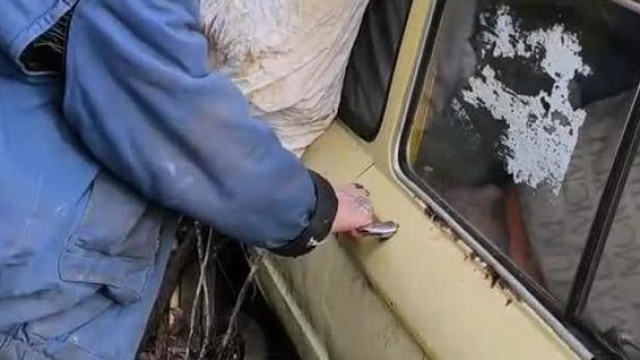 A hullarészeg Bartos megpróbálja kinyitni a Zaporozsec kecót