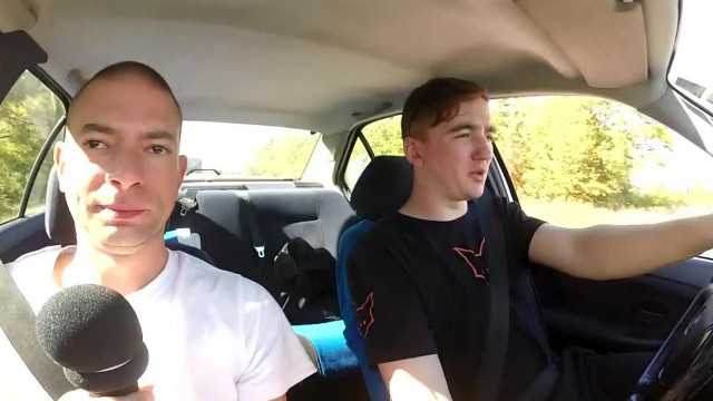 Buziboy próbálja becserkészni Zvolenszki Leventét vezetés ürügyén. A Puntósbácsi buziskodik. Retro