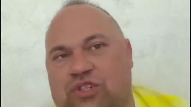 MC Beszari menekül, mert egy random pali boxmeccsre hívta,  közben Magyar Falvi hagymát vág