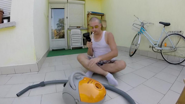 Buziboy itt egy porszívóval buziskodik és imitálja az elektromos autózást. Retro lopott videó