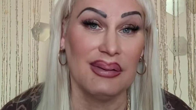 Publikus Szabika régi kamus sztorikat ad elő kamu, filteres kinézettel