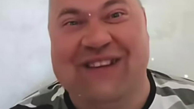 MC Homár pocokvigyorral meséli, hogy egy farok volt a feje mellett, amikor a buszon ült +beszédhiba