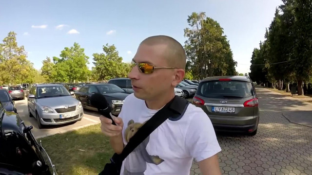Buziboy egy veterán autós találkozón okoskodik és buziskodik - retro lopott video