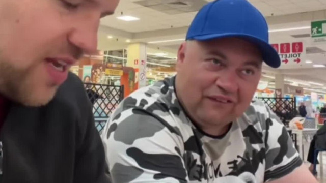 Ez hogy nèz ki? - Kreténfalvi magyaràz Emszínek aki közben eltorzult Malacpocok fejeket vàg