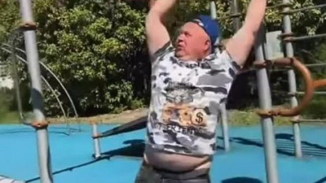 Mc csüngőhas mászókázik