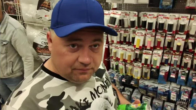 Gyogyós Tompikának bevásárol a Falvi kaját és ruhákat, tiktok kereset szétosztása - Falvi rejtettkamerás felvétel #4