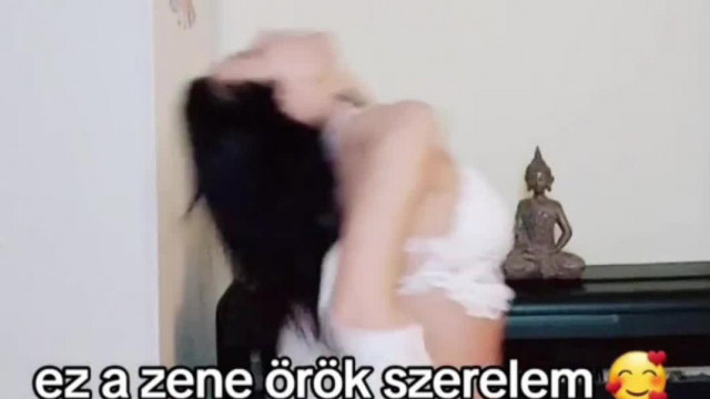 Rodàs àtlàtszò ruhàban, higany-giliszta mozgással próbál ribanckodni