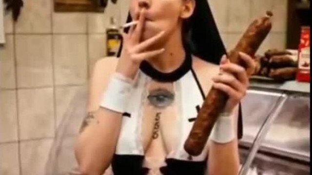 Random kiélt fejű csaj atom cringe reklámja egy kamu faroknövelő baromságról apáca ruhában