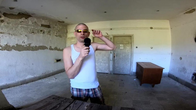 Buziboy faszok után kóborol egy romos épületben és közben buziskodik meg okoskodik